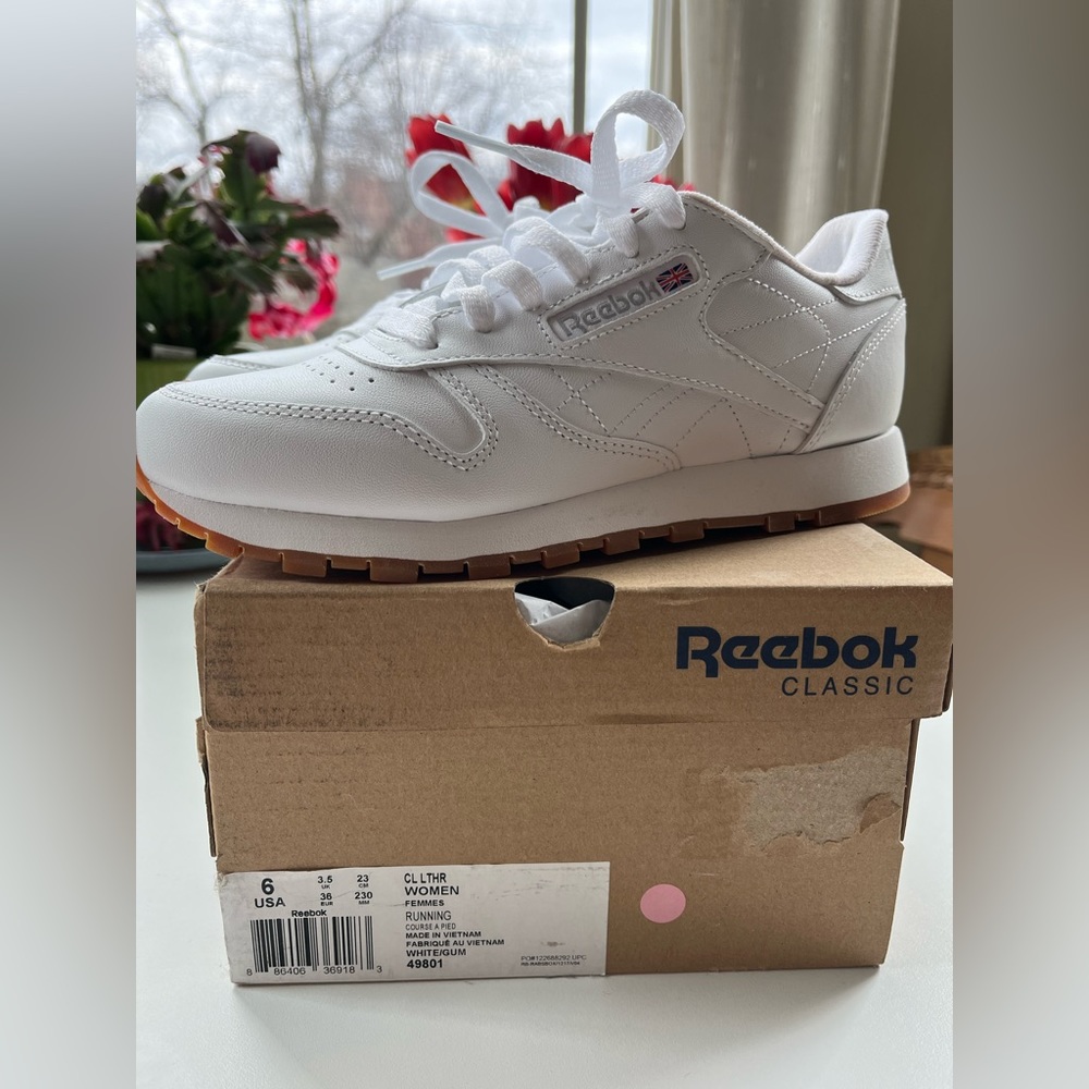 NWOT Reebok size 6 White/Gum Sneakers